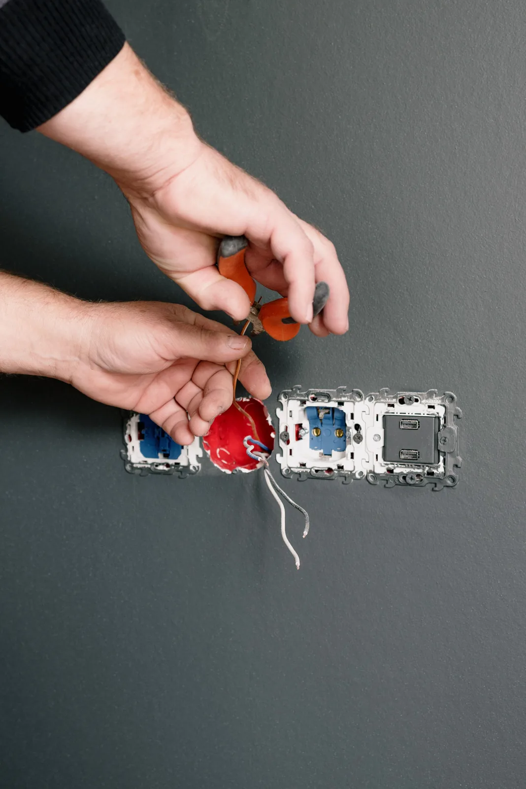 Stripping conductors at an outlet box, for flickering lights in Vancouver